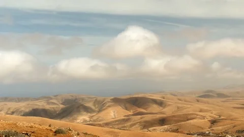 Desert landscape with moving clouds Vídeo Stock 211382805