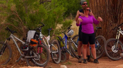 Desert Mountain Biking Riders Fun in Camp Video stock 25210978