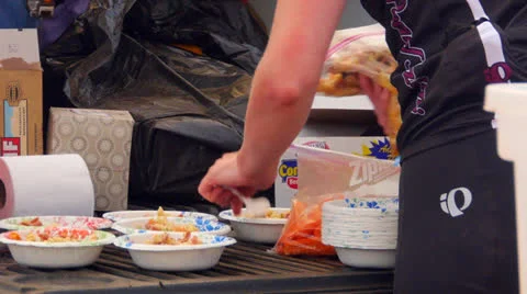 Desert Mountain Biking Riders Preparing Lunch Video stock 25207681