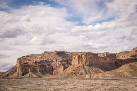 Desert Mountain Range With Cloudy Sky Stock-Fotos