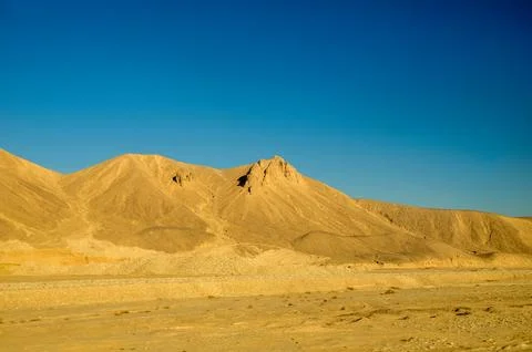 Desert Mountains Under Clear Blue Sky 库存照片