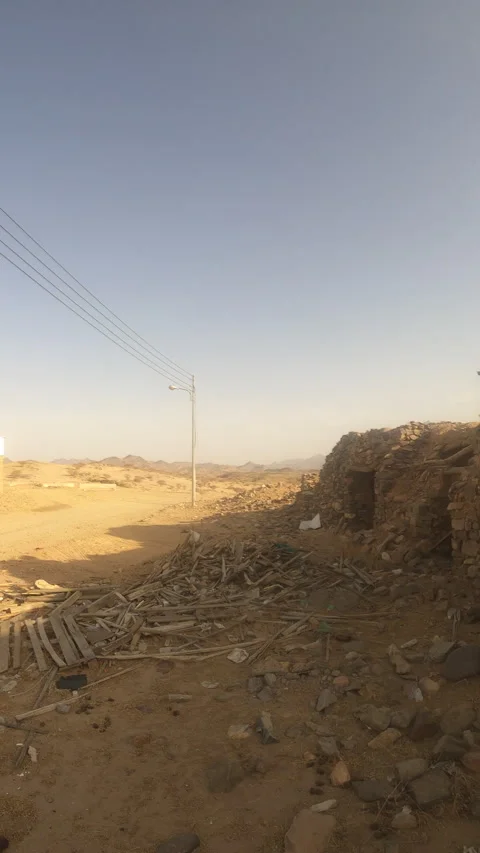 Desert Ruins &amp; Remote Power Lines in Arid Landscape Vídeo Stock 320819585