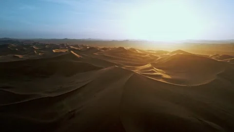 The desert stretches as far as the sun sets Vídeos de archivo 329599247