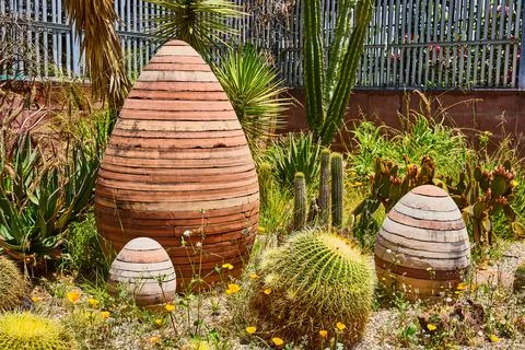 Desert themed Easter egg sculptures around cacti plants in The Gardens at Lake Foto stock
