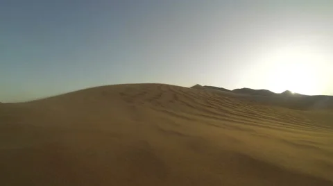 Desert wind blowing across rippled sand Vídeos de archivo 44101555