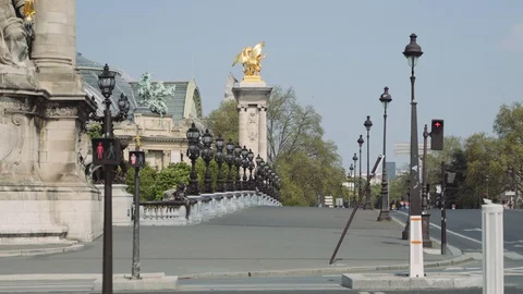 Deserted Alexandre III bridge during coronavirus / Covid19 lockdown crisis in Pa Stock Footage 128385978
