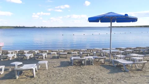 Deserted and empty city beach. 库存影片 335239919