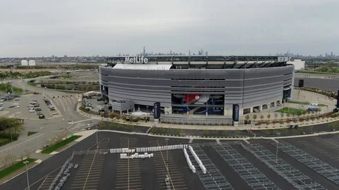 Deserted entry plaza and parking rows at MetLife Stadium 库存影片 129853537