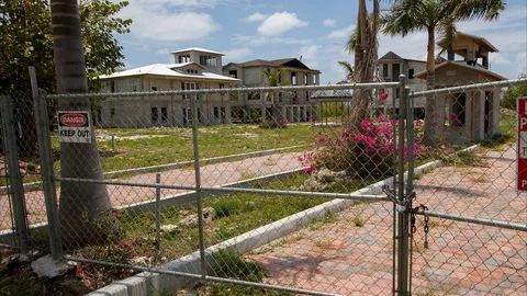 Deserted housing development. 4K Видео 105199910