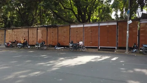 Deserted Linking Road during Corona virus lockdown  Vídeos de archivo 131354110