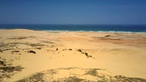 Deserted sandy ocean beach under clear blue sky Video stock 100188887