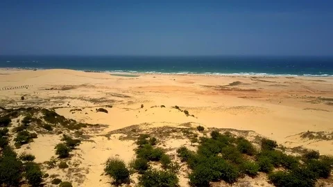 Deserted sandy ocean beach under clear blue sky Video stock 100396105