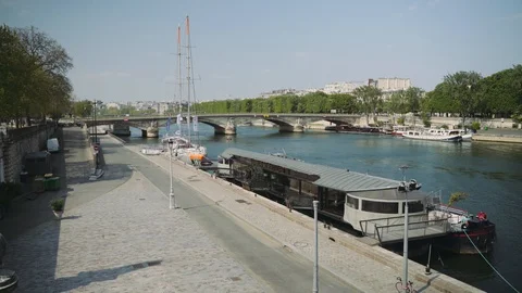 Deserted Seine River side during coronavirus lockdown crisis in Paris 4K 스톡 동영상 128395472