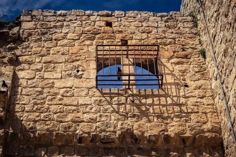 Deserted streets and shuttered shops reflecting economic paralysis in the h.. Foto stock