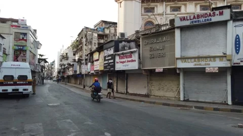 Deserted Zaveri Bazaar during Corona virus lockdown	 Vídeos de archivo 131358841