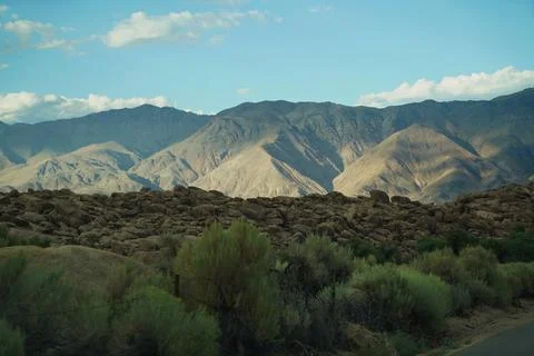  Desertic mountain range, shrubs. Alabama hills, Sierra Nevada     Foto stock