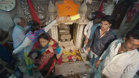 Deshnoke, India – June 20th 2019: Hindus perform rituals and worship rats Stock-Footage 285051706