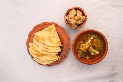 Desi breakfast Mutton nalli nihari, Halwa and paratha served in dish isolat.. 写真素材