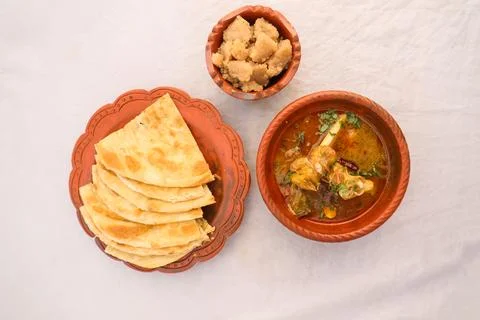 Desi breakfast Mutton nalli nihari, Halwa and paratha served in dish isolat.. 스톡 사진