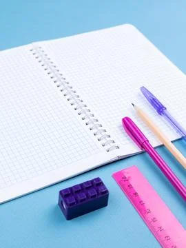 Design concept - top view of notepad with white sheets, bookmarks, binder and Foto stock