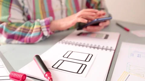 Design development of graphic web applications for mobile phones. User experienc 库存影片 104091415