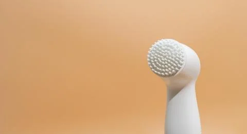Design Electrical Deep Cleansing Face Brush On Peach Orange Background. Copy Foto stock