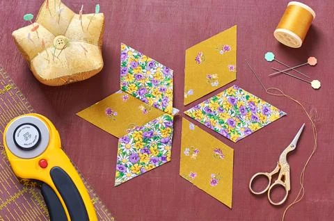 Design of  element quilt in progress, prepared cut pieces around accessories 스톡 사진