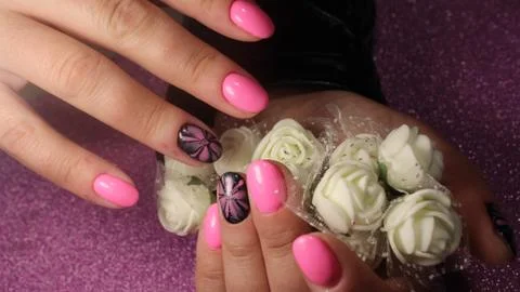 Design nails with a flower pattern Stockfoto's