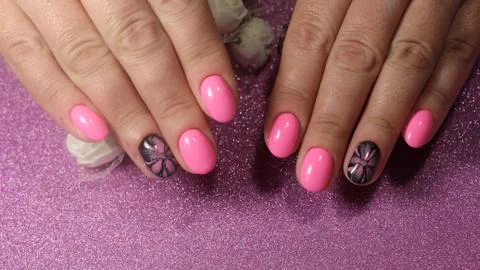 Design nails with a flower pattern Stockfoto's