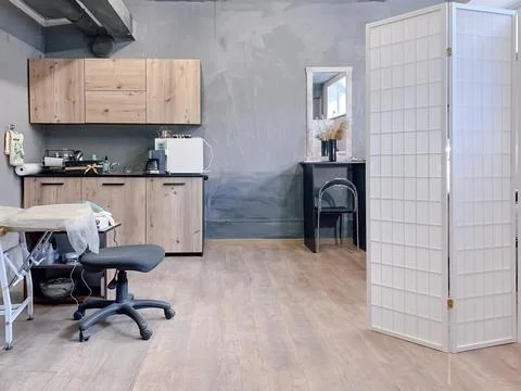 Design of neoteric lashmaker workplace in light apartment with gray walls and Foto stock