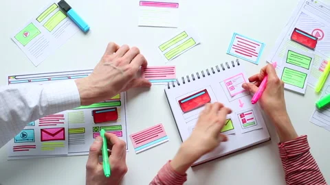 The design team is planning web site applications at the workplace.  Vídeo Stock 132078876