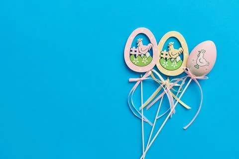 Design template on easter theme with eggs on blue background Foto stock