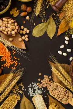 Designed a harvest frame on black surface with natural,dried foods Foto stock
