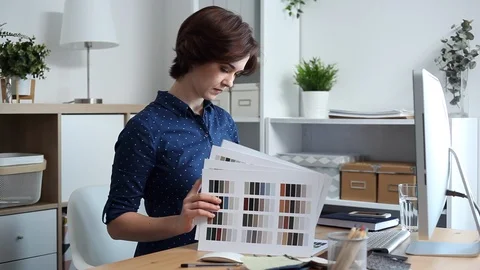 Designer Chooses Best Color Samples for the Client Vidéo 111269055