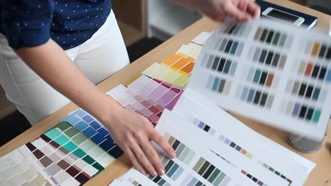 Designer Chooses Best Color Samples for the Client Vidéo 112366718