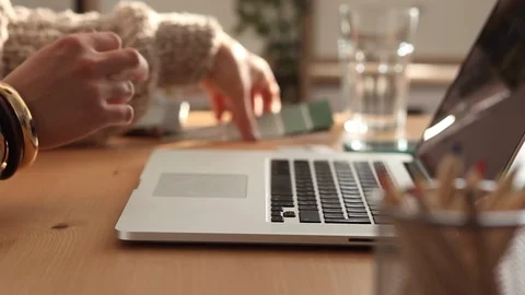 Designer Chooses Best Color Samples for the Client Vidéo 112368096