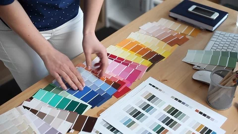 Designer Chooses Best Color Samples for the Client Vidéo 112368699