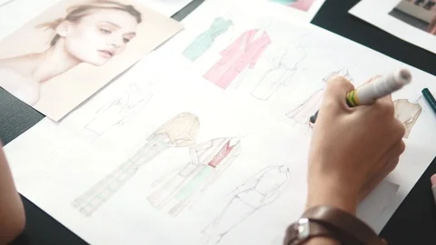 Designer of clothes makes an outline of clothes with a felt-tip pen. female Vidéo 89355313