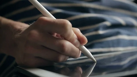 Designer create a sketch on his tablet using a stylus at home Video stock 94974284