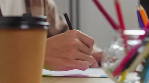 Designer drafting fresh concept layout using black felt-tip pen on sketchbook Vidéo 336736864