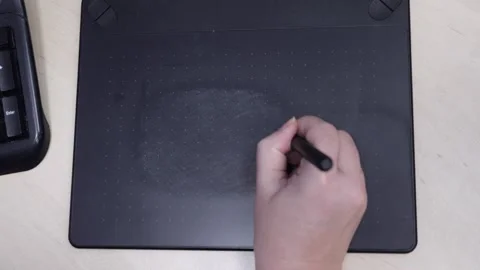 A designer draws on an electronic tablet Vídeos de archivo 176544818