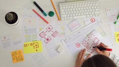 The designer draws sketches of the website. Layout development. User experience. 库存影片 116774508