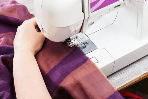 Designer hems strips of fabrics for patchwork workshop on sewing a patchwo... 스톡 사진