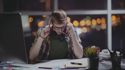 Designer plays with a marker instead of work, a creative crisis. 스톡 동영상 87161014