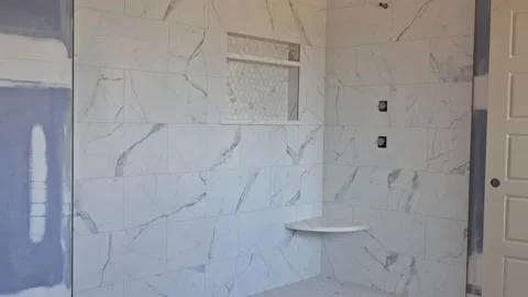 Designer renovation construction bathroom with master bathroom patching drywall Vídeos de archivo 155543541
