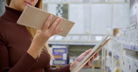 Designer Selecting Ceramic Tiles for Interior Design in Store 库存照片