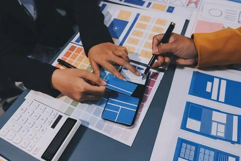 The designer team is designing the uxui system to make the uxui system work.. Stock-Fotos