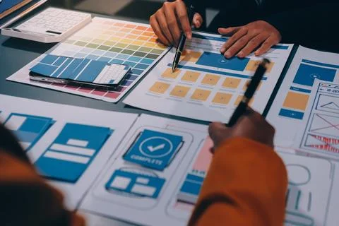 The designer team is designing the uxui system to make the uxui system work.. Stock-Fotos
