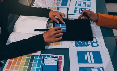 The designer team is designing the uxui system to make the uxui system work.. Stock-Fotos