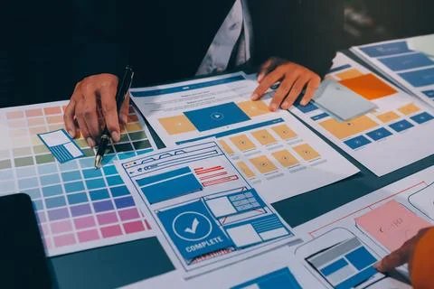 The designer team is designing the uxui system to make the uxui system work.. Stock-Fotos